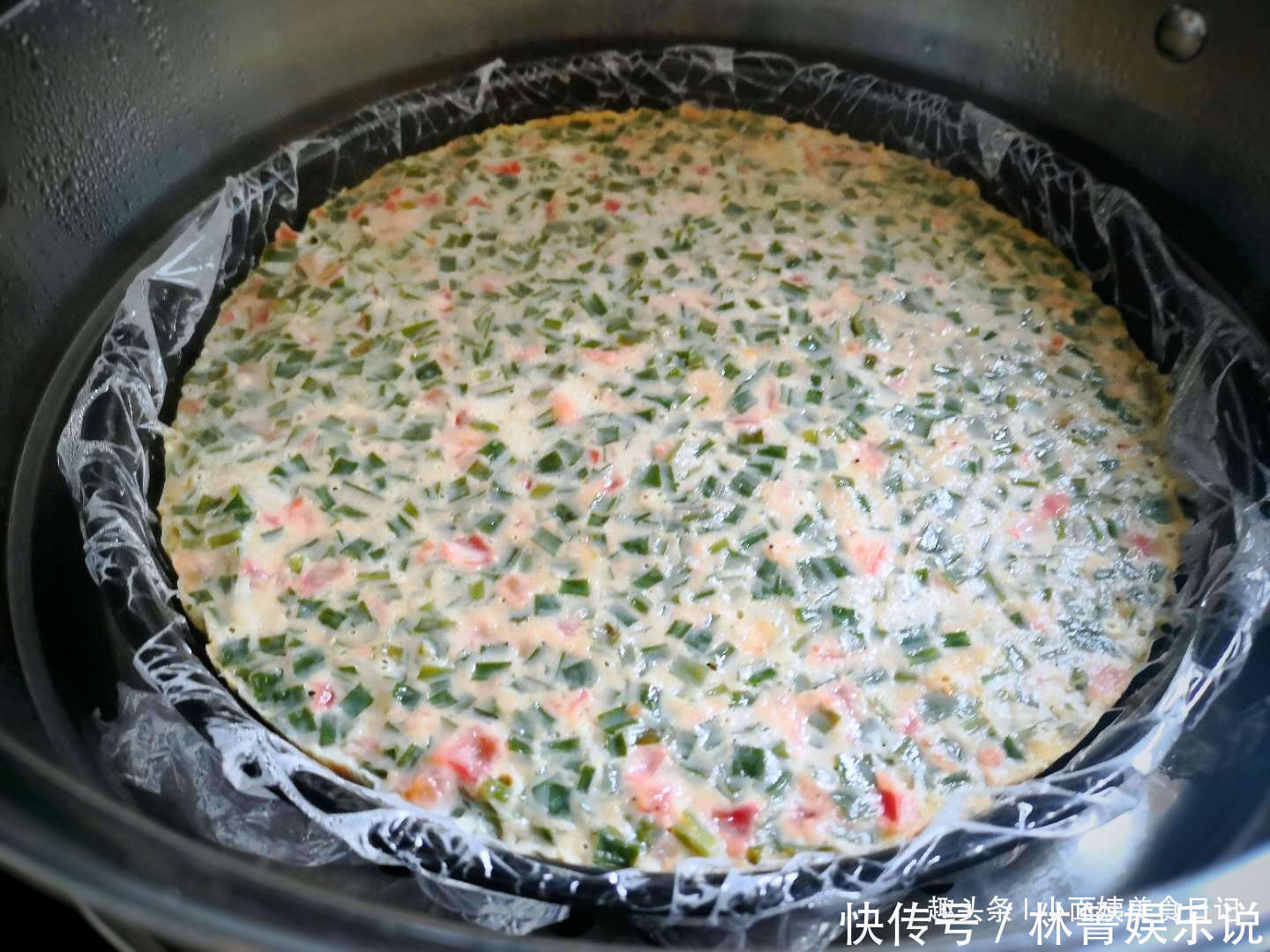 最近西红柿加韭菜火了,很多人都没吃过,上锅一蒸,比吃肉还过瘾