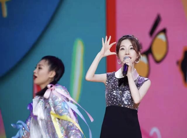 元宵晚会谁最惊艳？张小斐拉高收视率，冯提莫骑着摩托唱《摩托》