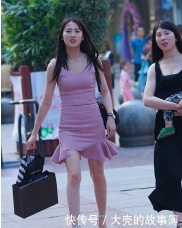 街拍|妩媚街拍：打扮修身得体的小姐姐，搭配上美丽妩媚性感大方！