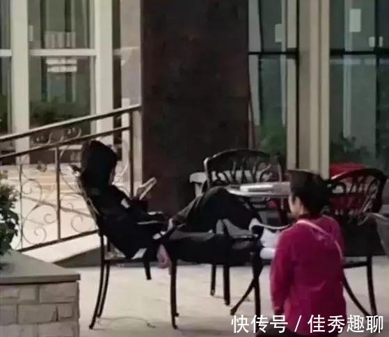 父母|妈妈下跪一小时,儿子发朋友圈炫耀:跪着的父母,怎能培养孩子?