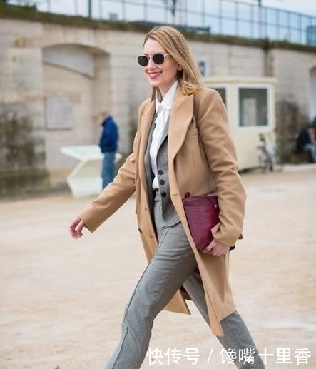 四五十岁女人,过年别穿“太老气”!选对3种“嫩色”,优雅时髦