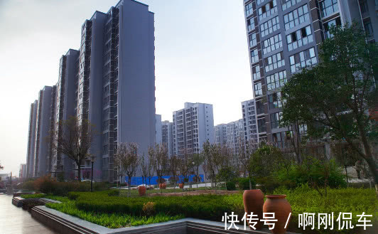 楼盘|为啥聪明人选“小楼盘”，而不愿住“大楼盘”？行家的话点醒了我