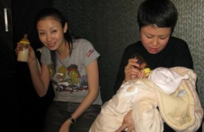 衣服|“满月照”成圈套,越来越多的父母往里跳,娃不哭闹却受罪