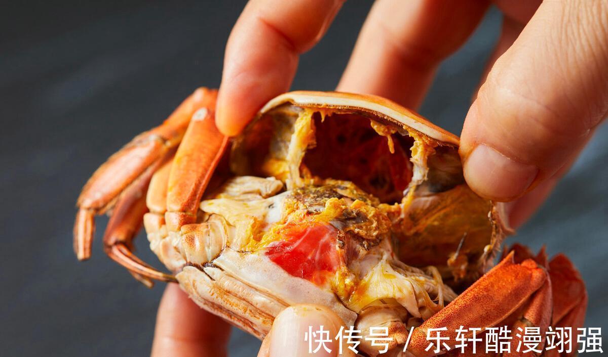 蒸螃蟹时，万不可直接上锅蒸！多加2步，螃蟹不断腿不流黄，超香
