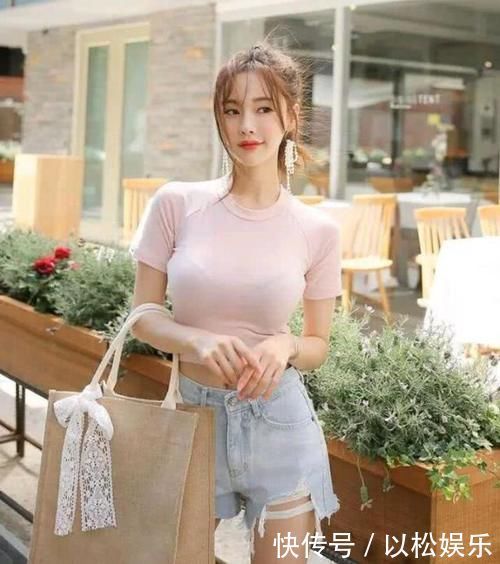 短袖小圆领露脐修身纯棉T恤,搭配浅色牛仔短裤显得清爽简单