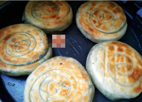  韭菜盒子饼又出新做法，层次丰富，酥脆醇香，一次五个没够吃！