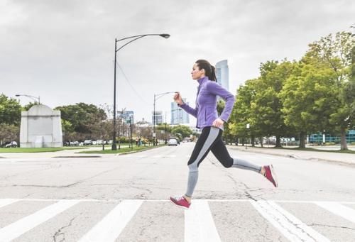 跑姿|跑步不伤身,掌握正确跑姿的5大要素是重点,你今天跑对了吗?