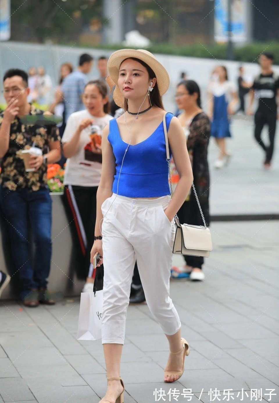 蓝+|美女还挺活泼的,如果你没有追求她的冲动,就不要说你喜欢她