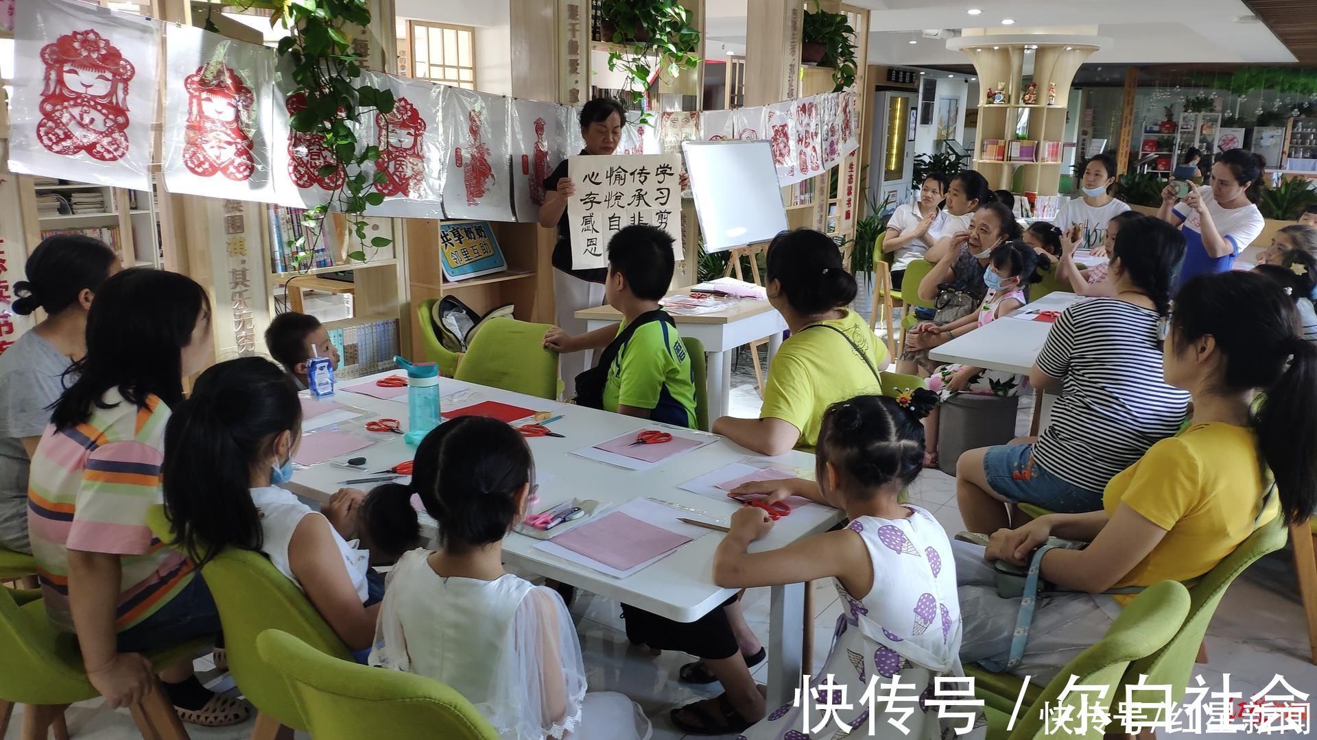 杨琼|帮接送、帮带娃……全国首创社区“共享奶奶”上线了!爸妈们:求全国推广