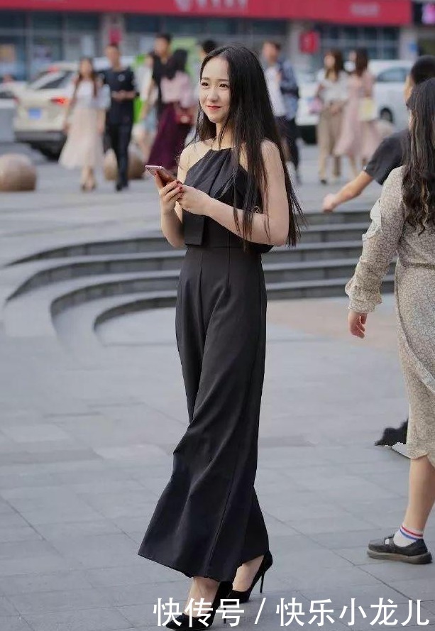 美女米色系穿搭，整体的气质散发出一种女神般的优雅