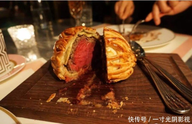 威灵顿牛排到底有多牛？大厨一刀切开后，太惊艳了！