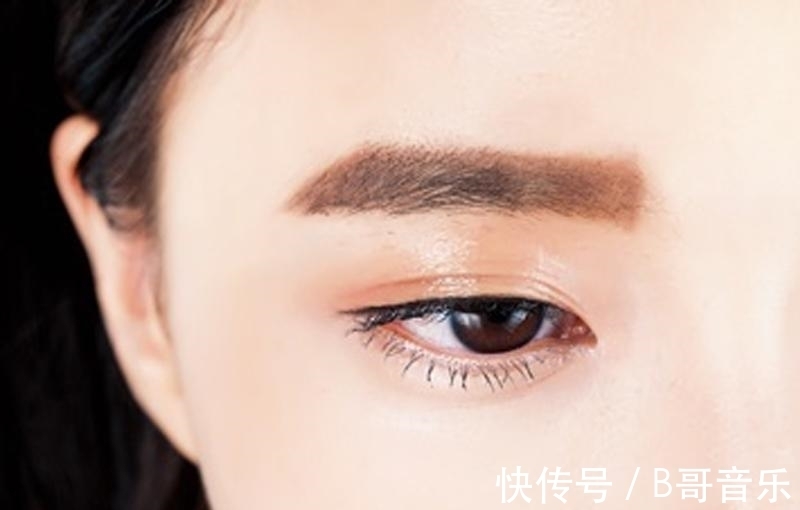 眉毛|女人不管漂亮与否,化妆尽量别犯这3个错误,廉价又显老气!