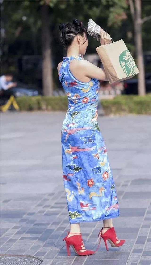 街拍:微胖小姐姐旗袍装,体现她不一样优雅与气质