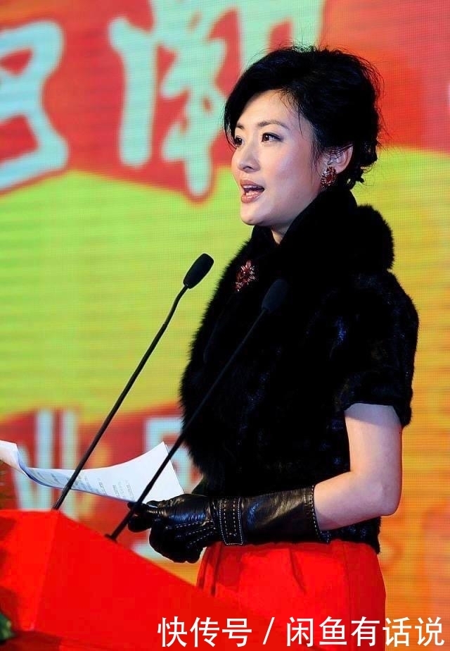 穿搭|周涛越老越洋气,穿皮草配红裙像高级贵妇,露一截手臂看不懂季节