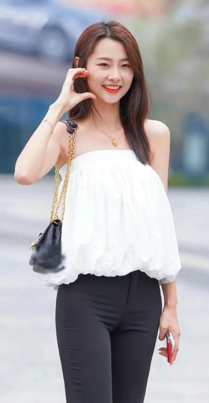 露肩 姿色天然的小姐姐,一件白色露肩上衣搭配黑色长裤,女人味十足
