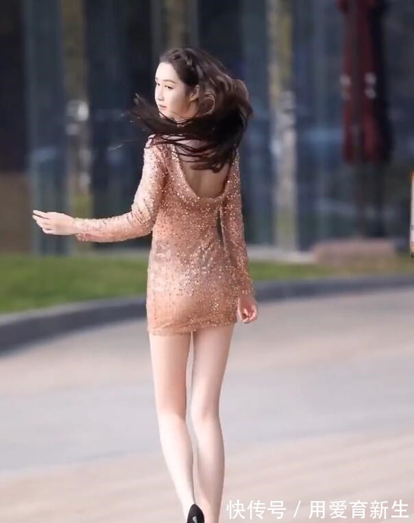 时尚 随便穿搭的连衣裙展现时尚风情，透着一丝温馨与娇美，又可外穿！