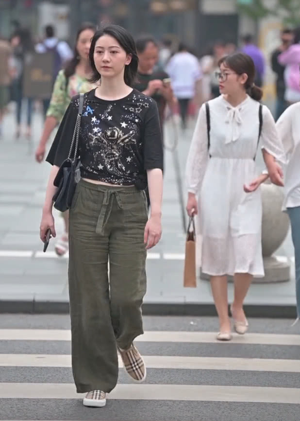 老爷爷 匡威都做不到!但“老爷爷布鞋”却拯救她一身老土装扮,超酷!