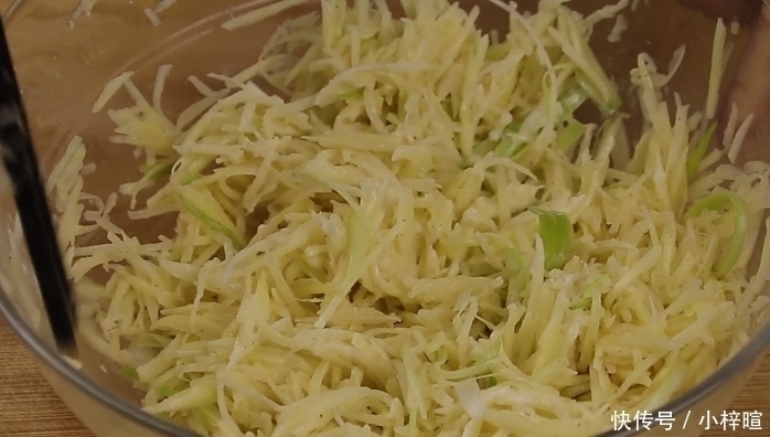 土豆不要炒着吃了,2分钟教你最新做法,金黄酥脆,比薯片还好吃