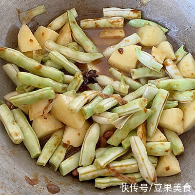 #暖冬酱在手,嗨吃部队锅#大骨煳锅贴