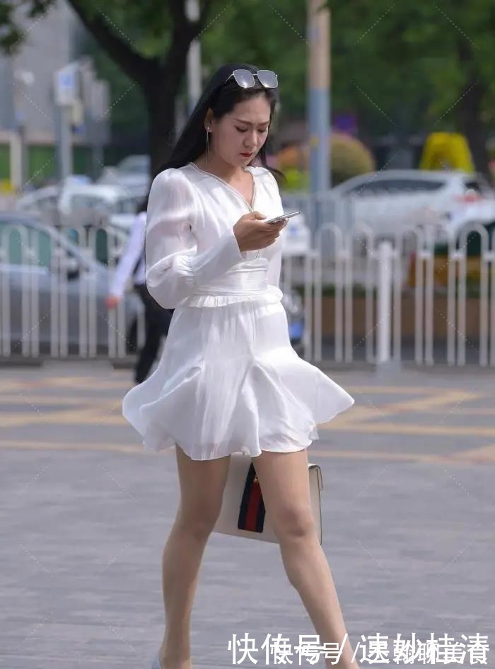 飘逸|成熟女性独具风韵,再搭配飘逸的纯白连衣裙,更添优雅精致