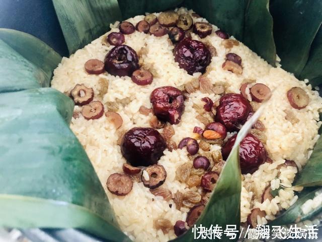 粽子|糯米加点红糖和枣,做法超级简单,吃起来比端午节的粽子都好吃!