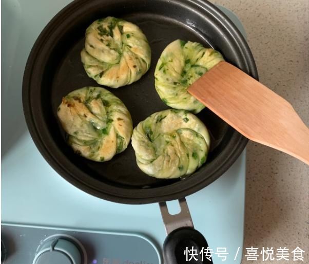 葱油饼|饺子皮吃出新花样，10分钟的快手早餐，香酥脆，好吃极了