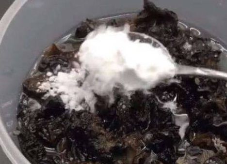 10人泡木耳9人错，教你3招，快速泡发又干净，饭店厨师都这么做