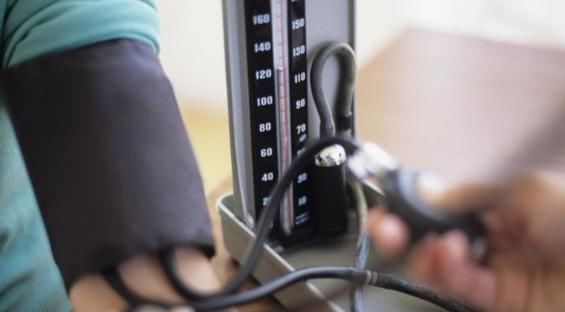 高血压人群|高血压人群，尽量远离3类食物，血压平稳不乱升，头也不晕了！