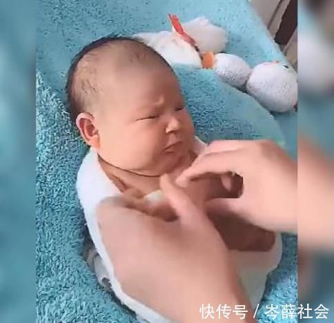 聚德|宝宝“丑萌”满月照火了!紧皱眉头一脸嫌弃,网友笑翻:生无可恋