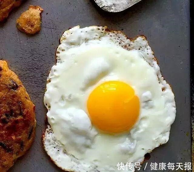 人他们|在家煎荷包蛋时,用凉油还是热油很多人多用错了油,难怪会粘锅