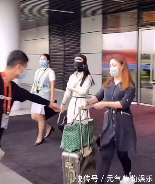 桂林|赵丽颖抵达桂林录制《中餐厅5》，漫画腿太抢镜，网友直呼太期待