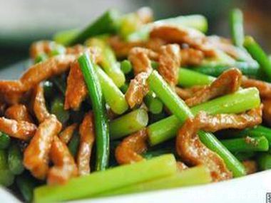 炒蒜苔，切好直接下锅炒就错了！多做1步，蒜苔更翠绿还入味