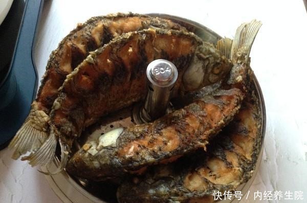 鱼刺卡在喉咙里,吞米饭喝醋都不行,教你这2招,鱼刺自己跑出来