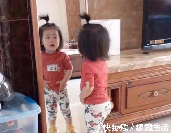 生活环境|女儿照镜子看“小蛮腰”,结果恼羞成怒,宝妈:好像减肥失败的我