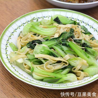 菜花|#助力高考营养餐# 高考晚餐5菜1汤真不赖，鸡腿焖饭香喷