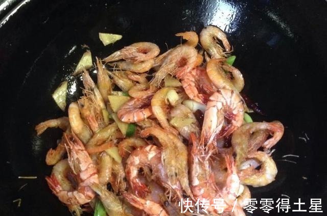红烧大虾|红烧大虾时，记住“1撒2炸”，保证虾肉的脆度和鲜度，好吃不腻！