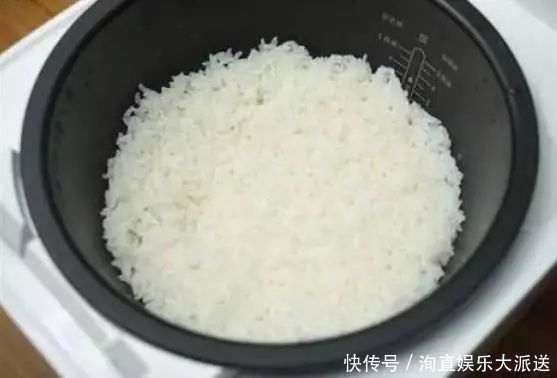 香甜|煮米饭只会放清水可不行,学会这一招,米饭香甜又松软!