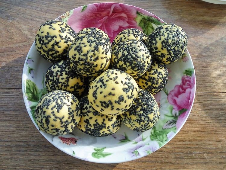 孩子很喜欢吃的南瓜芝麻球，外酥里糯的，大人孩子都喜欢