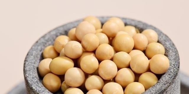 骨质疏松不能吃黄豆？骨科医生：不想加速骨质丢失，这2黄要少吃