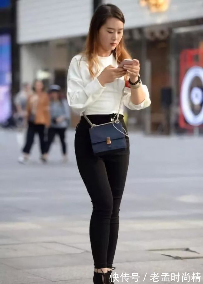 搭配|白色与黑色的搭配依然是经典,低调女生穿牛仔裤也挡不住个人魅力