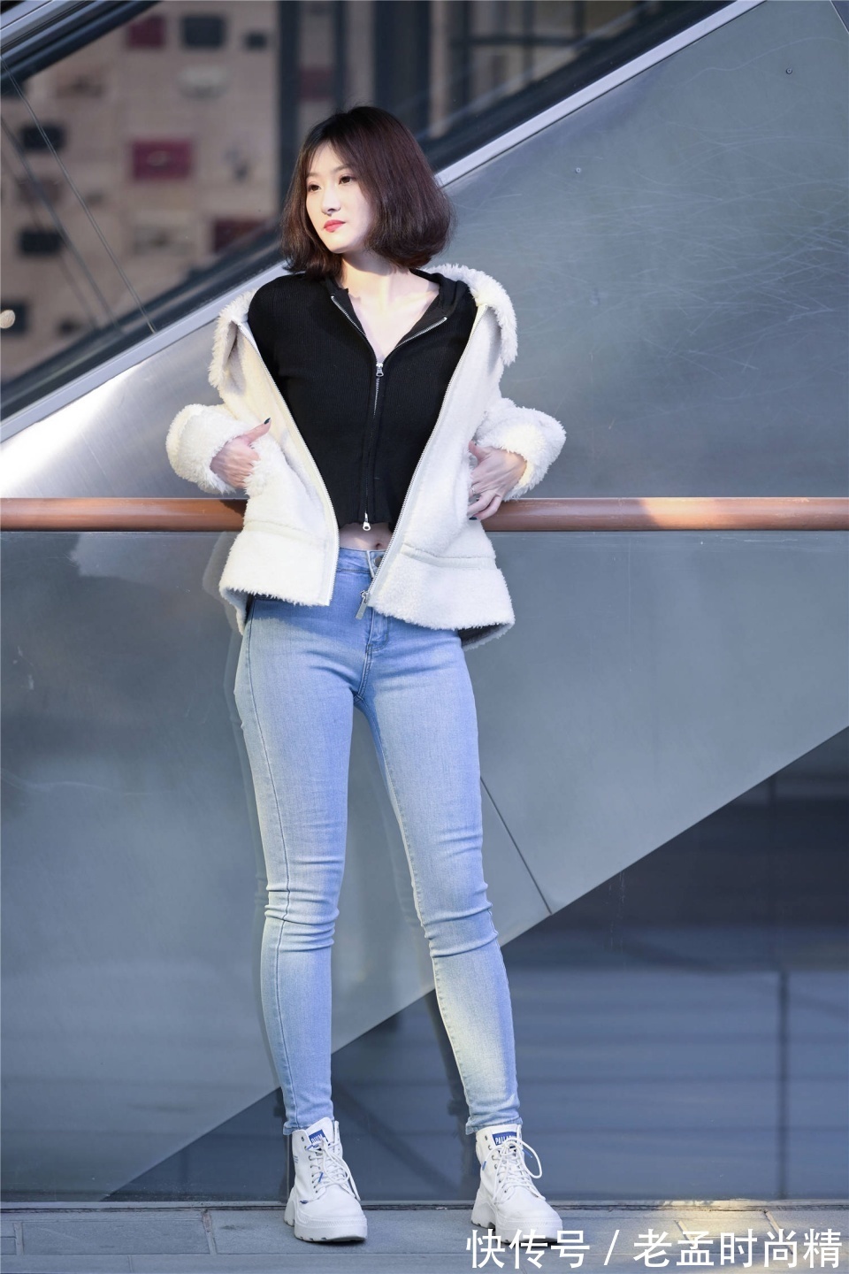 搭配 冬季时尚的一种搭配,紧身牛仔裤穿搭,天冷也可以秀身材