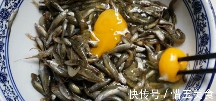 可口|外面一斤5元的小鱼,农村没人要,加两颗鸡蛋酥脆可口一盘不够吃