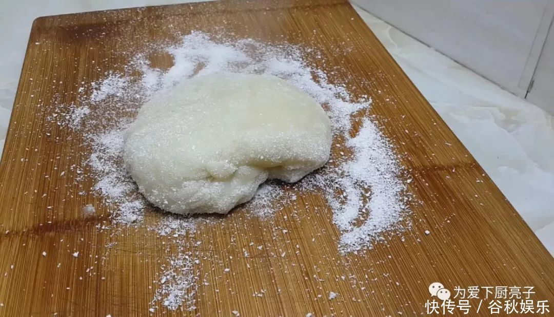 1碗米饭，3勺糯米粉，擀杖一搅，做出创意小零食，比春卷好吃十倍