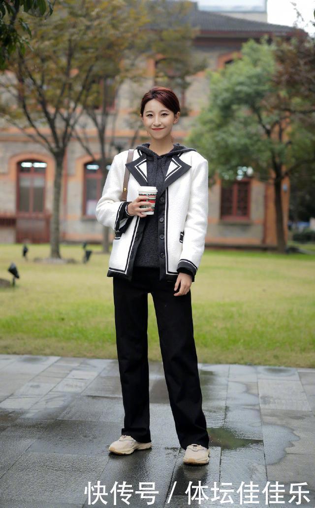 冬季穿搭拒绝平庸,实用的“毛衣+长裤”学起来,基础款也很时髦