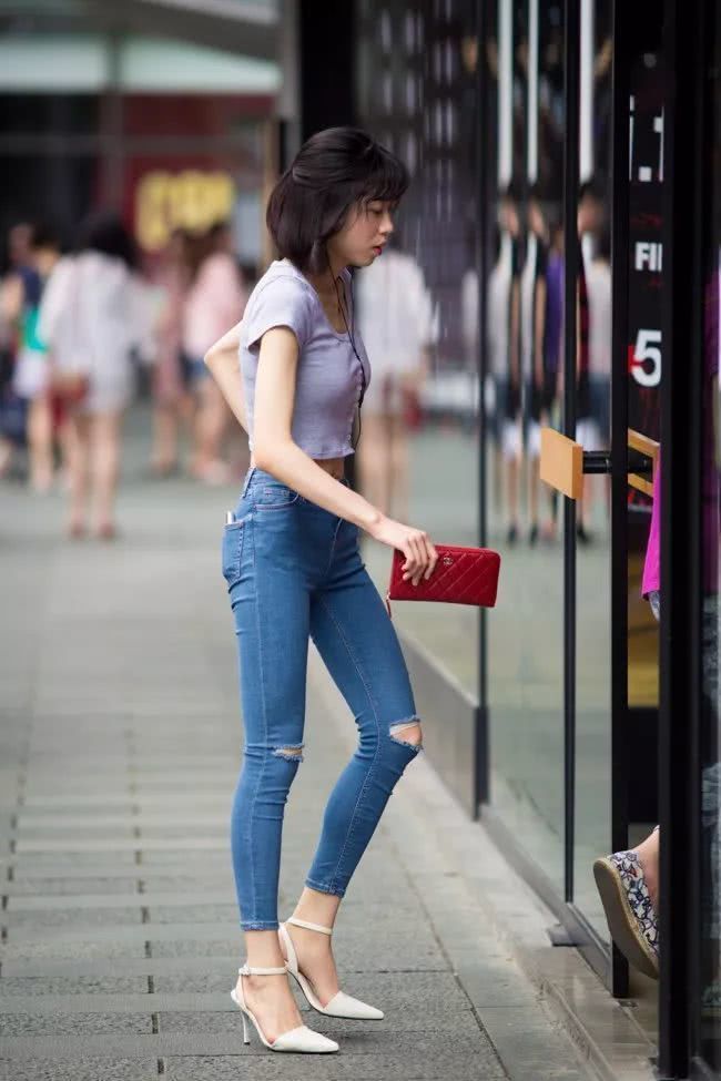 漂亮|街拍：美女这身穿搭非常好看，漂亮又性感