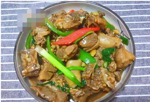 鲜香|鸭肉和它真是绝配,焖一焖鲜香开胃,驱寒暖胃,冷天常做给孩子吃