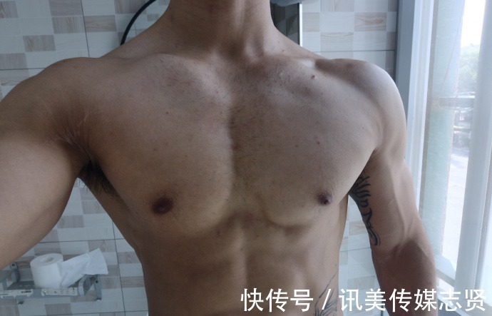 人鱼|肌肉小哥被迫营业,胸肌发达,人鱼线漂亮,太好看了!