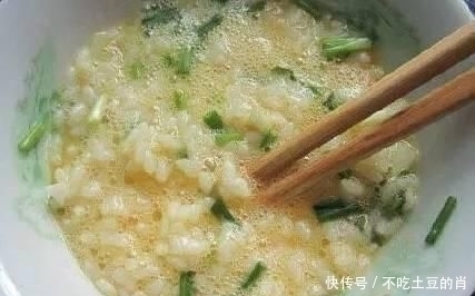 米饭|剩米饭别再炒了,这样做比炒米饭好吃一万倍