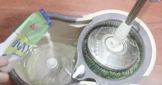 教大家几个拖地小妙招,地板干净锃亮,半个月不拖也不落灰