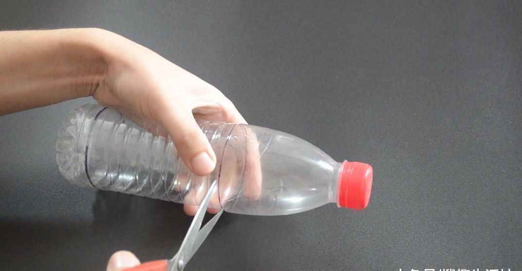 妙用|废弃的塑料瓶简单剪几刀, 放在家里有大用处, 看完你会感谢我的